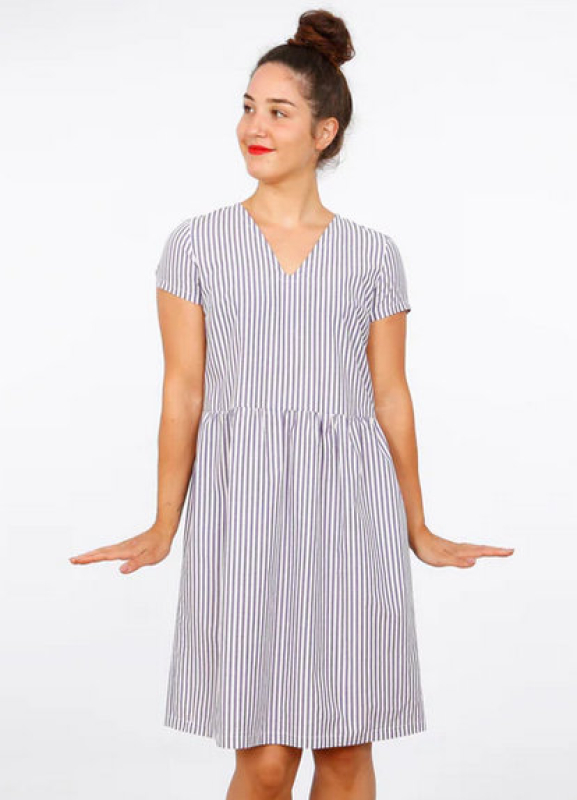 FRAU MARY • Kleid mit V-Ausschnitt, PAPIERSCHNITT